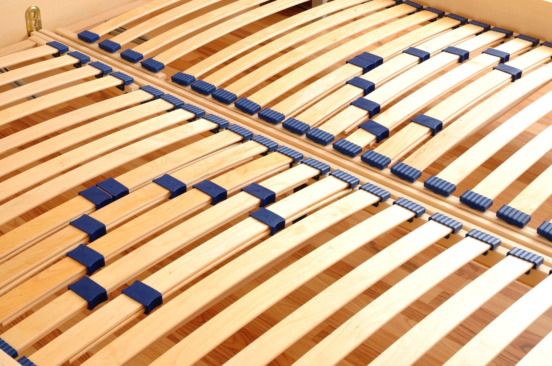 Gros plan sur un sommier à lattes