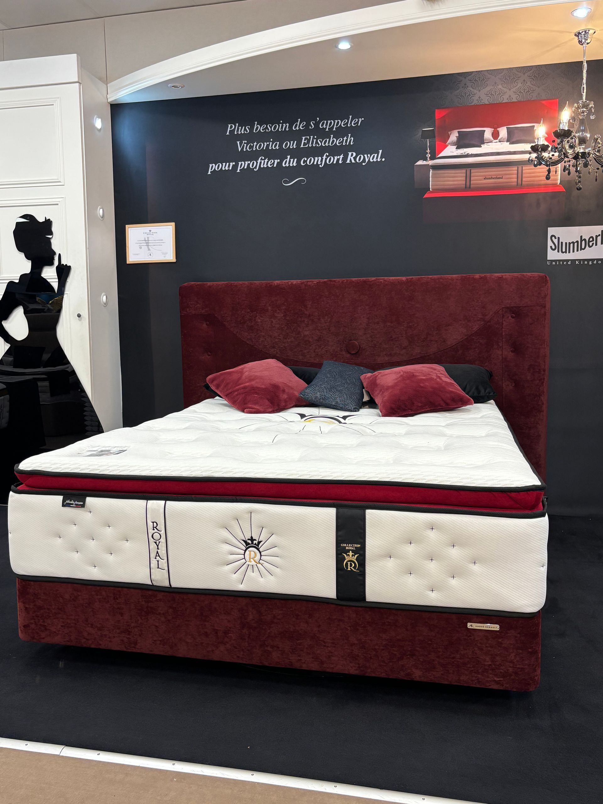 Literie avec tête de lit tapissée rouge