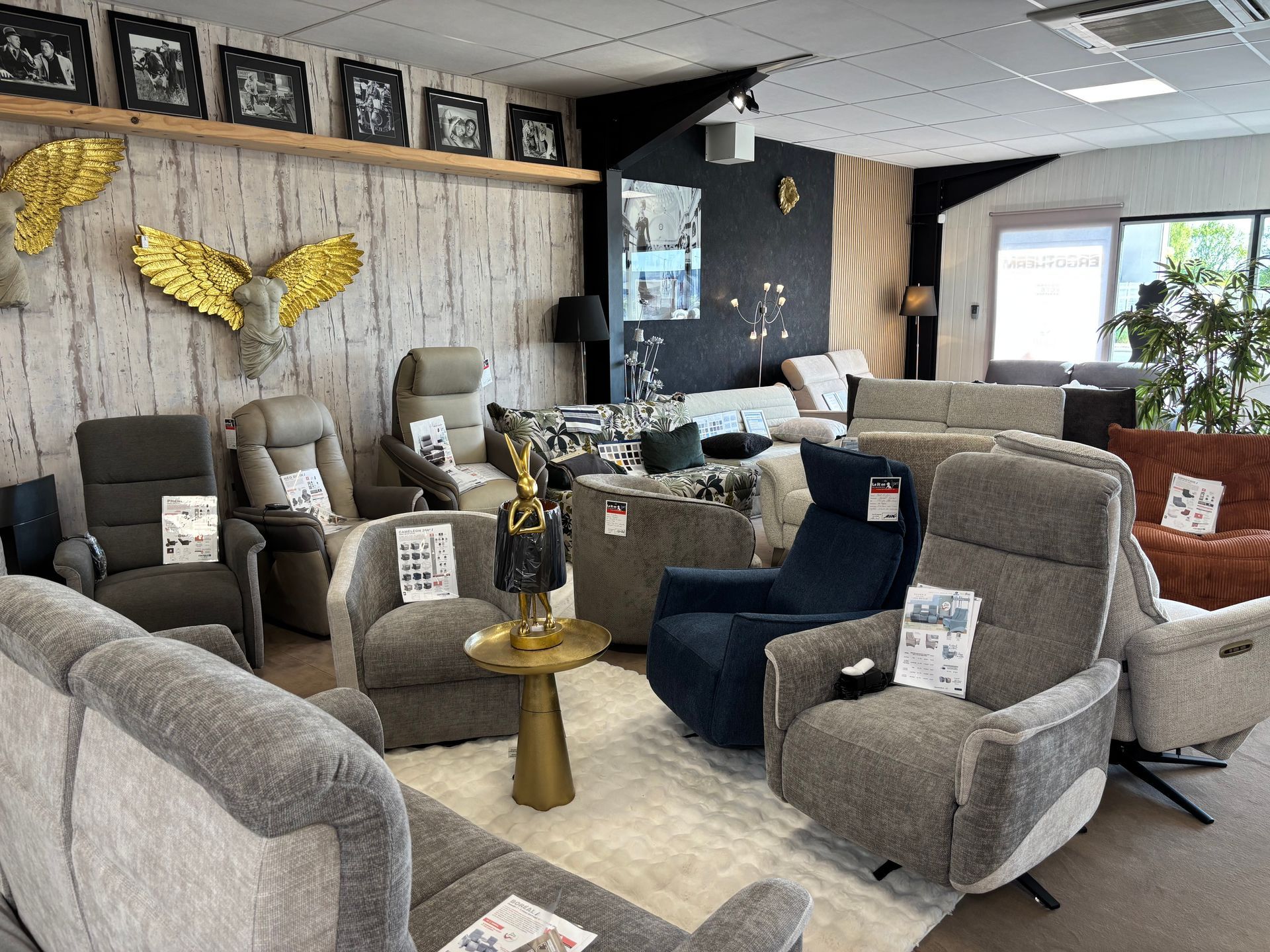 Corner de fauteuils et de canapés dans un magasin