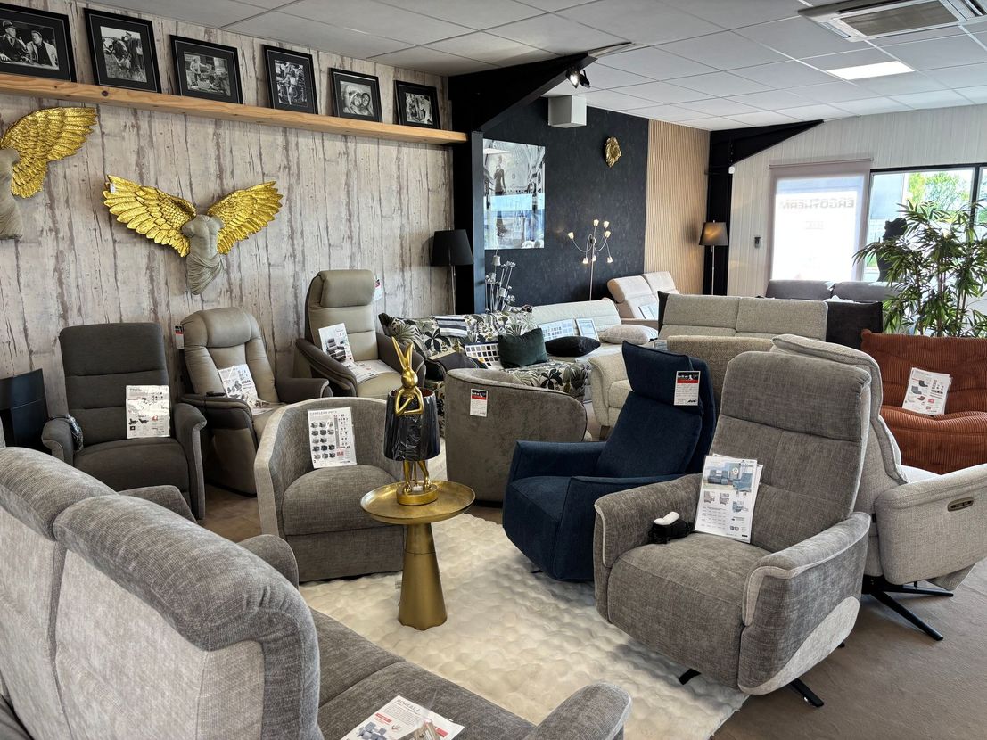 Boutique avec canapés et fauteuils