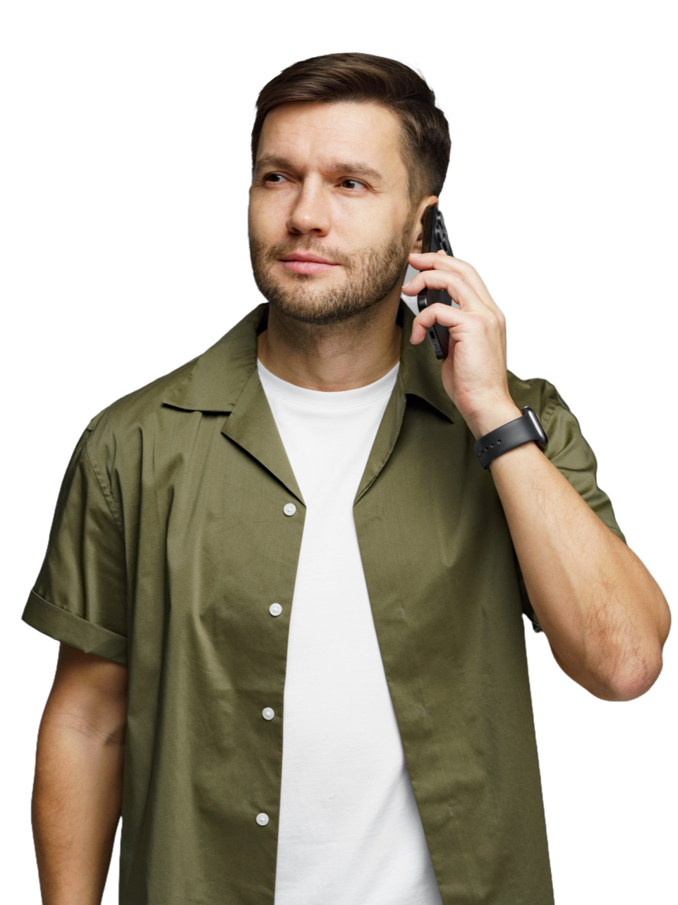 Un homme en chemise verte parle au téléphone, regardant vers la gauche.