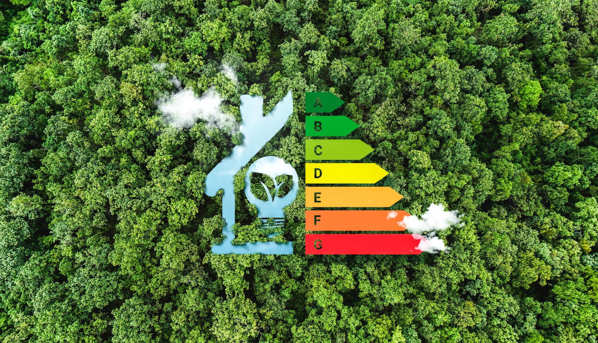 Maison avec panneaux solaires et tableau d'évaluation de l'efficacité énergétique. Champ verdoyant, ciel ensoleillé.