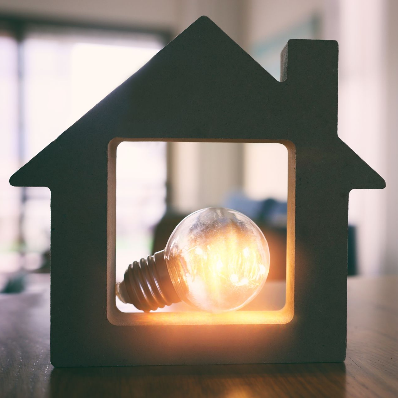 Une ampoule dans une maquette de maison