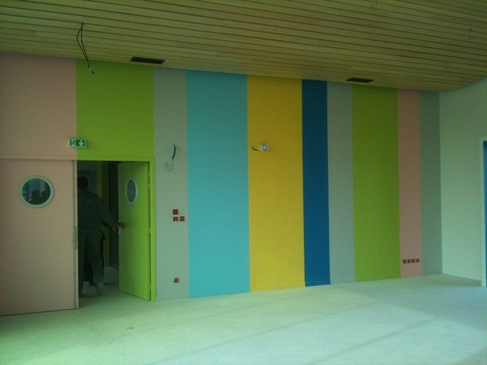 Une pièce avec des murs colorés et une porte.