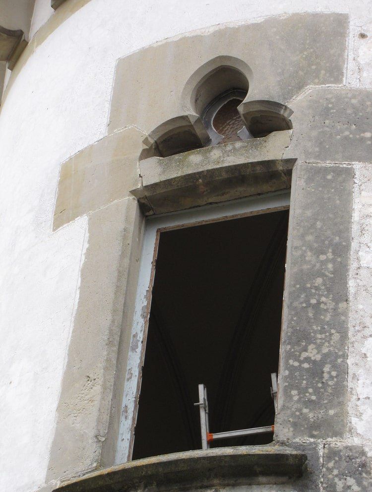 une fenêtre avec une horloge dessus