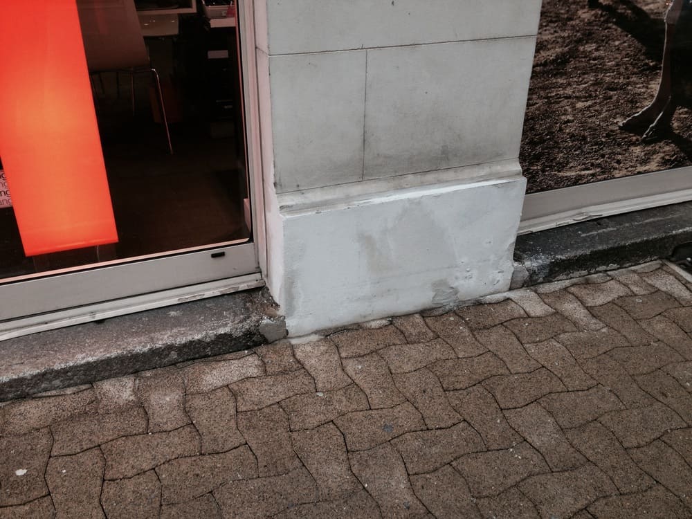 une lumière rouge brille sur le côté d'un immeuble