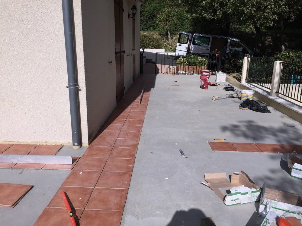 une terrasse avec beaucoup de carrelage et beaucoup de béton