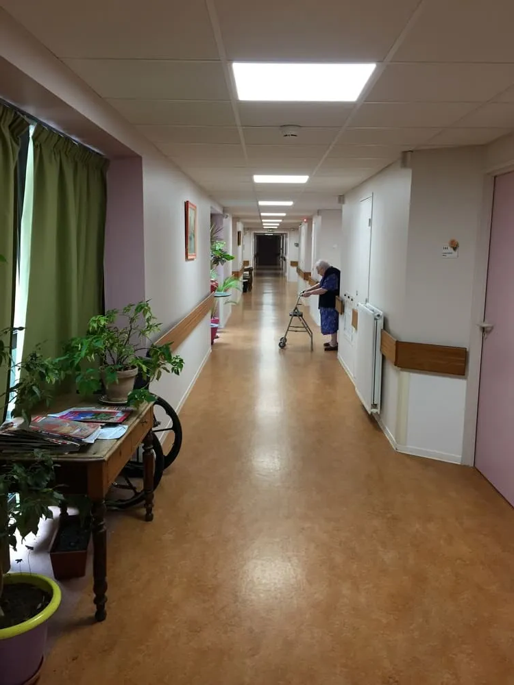 un long couloir avec une table et des chaises