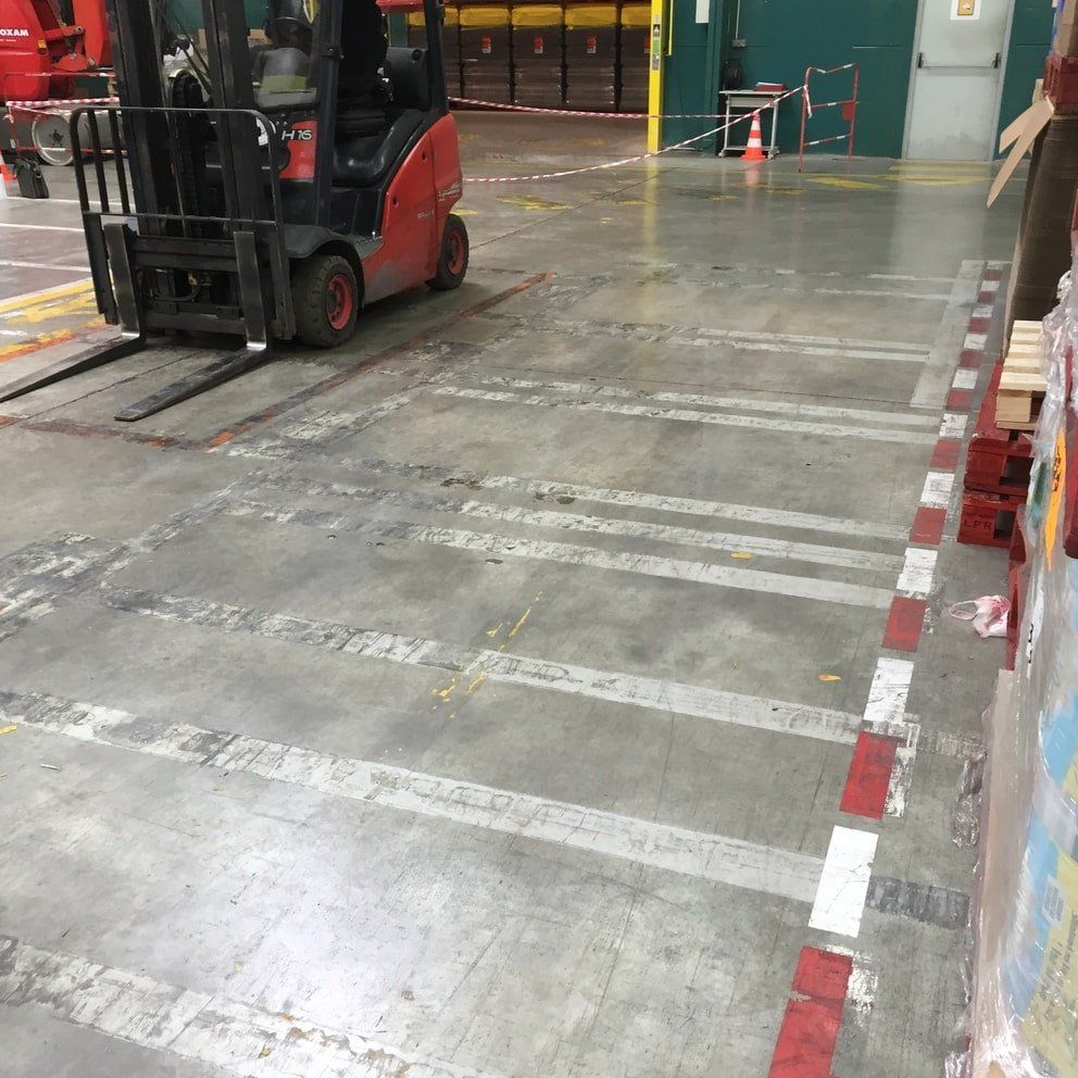 un chariot élévateur est garé dans un entrepôt