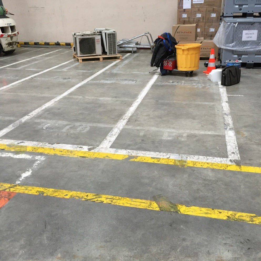 un parking avec une ligne jaune peinte au sol