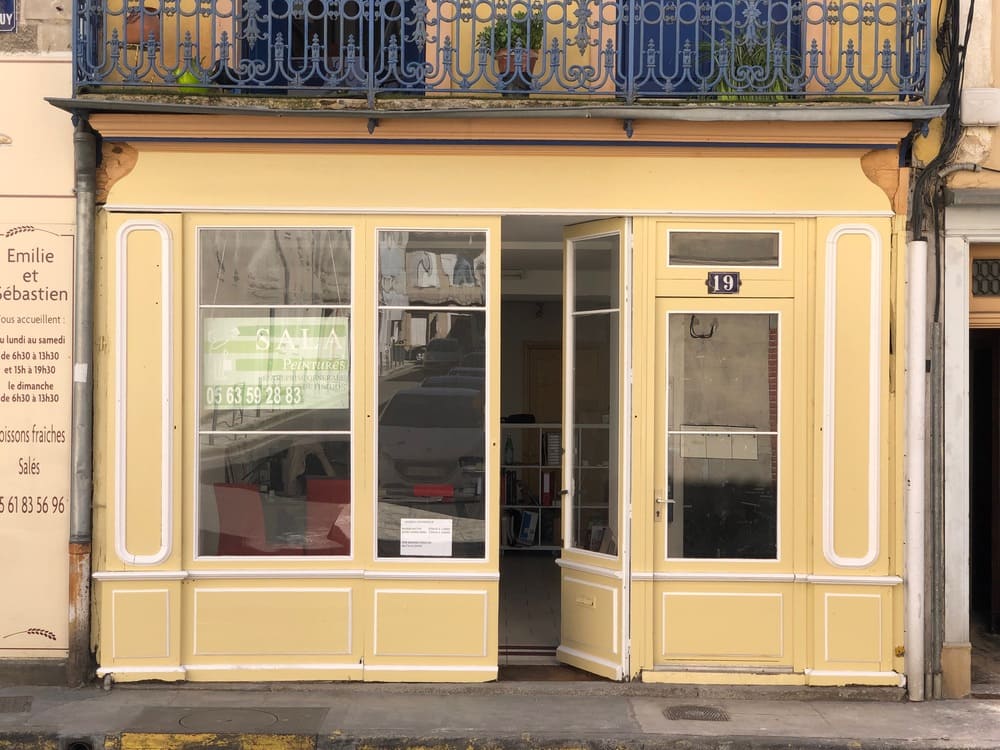 un bâtiment jaune avec un balcon et un balcon
