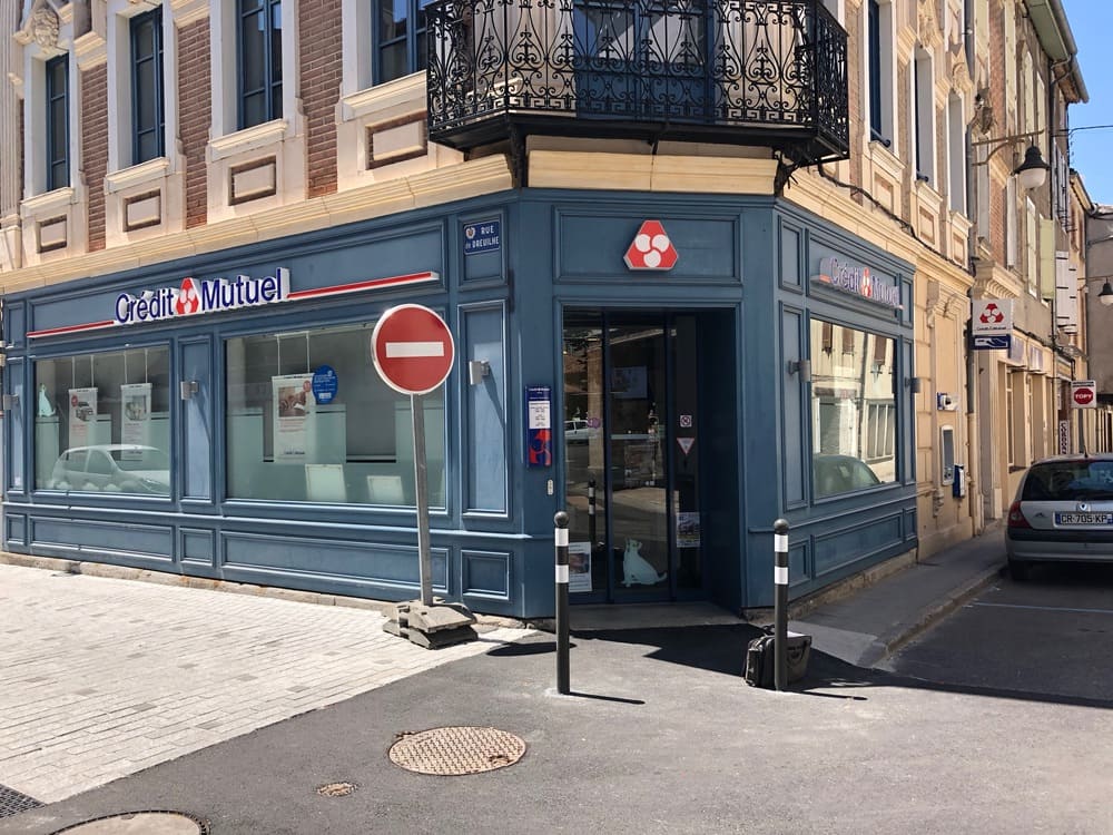 un bâtiment avec une pancarte sur la façade