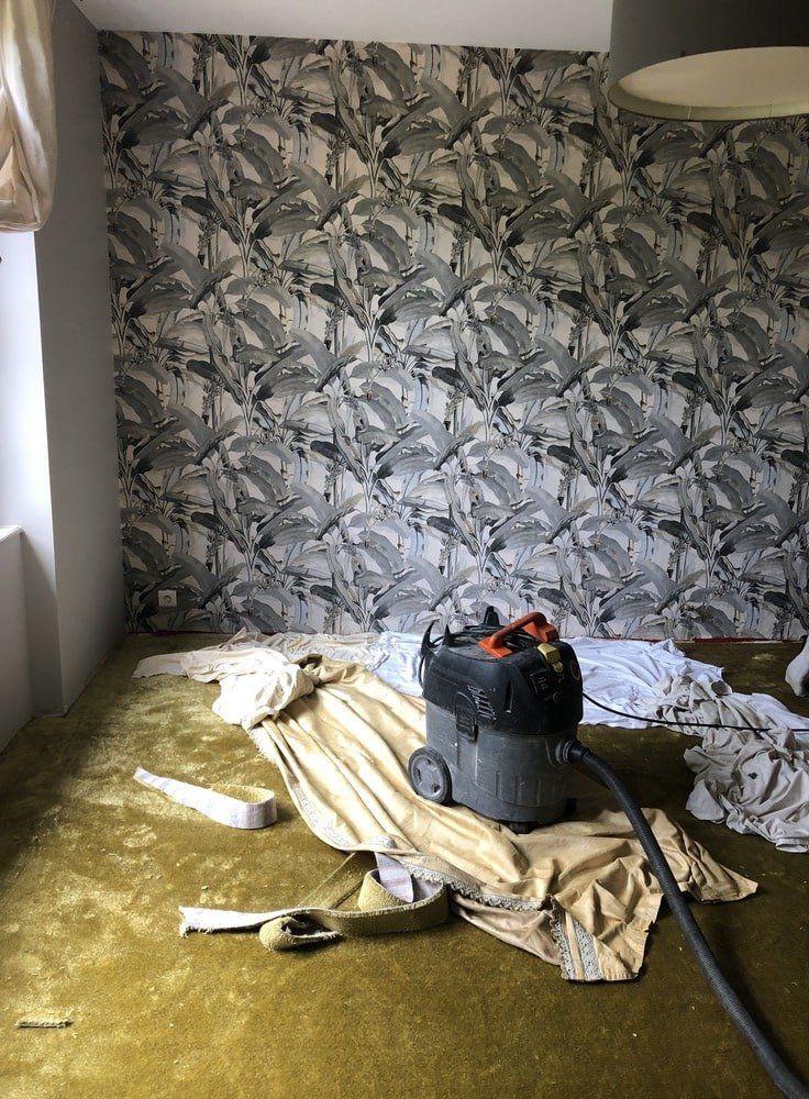 une pièce tapissée avec un aspirateur et un mur tapissé