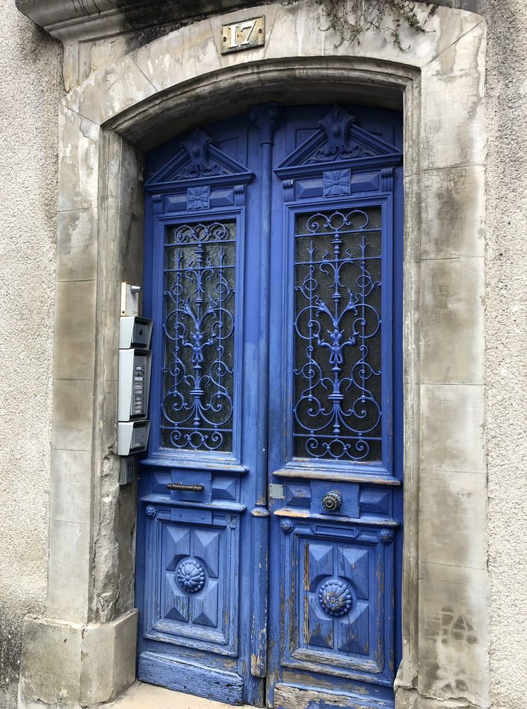 une porte bleue avec des ferronneries dessus