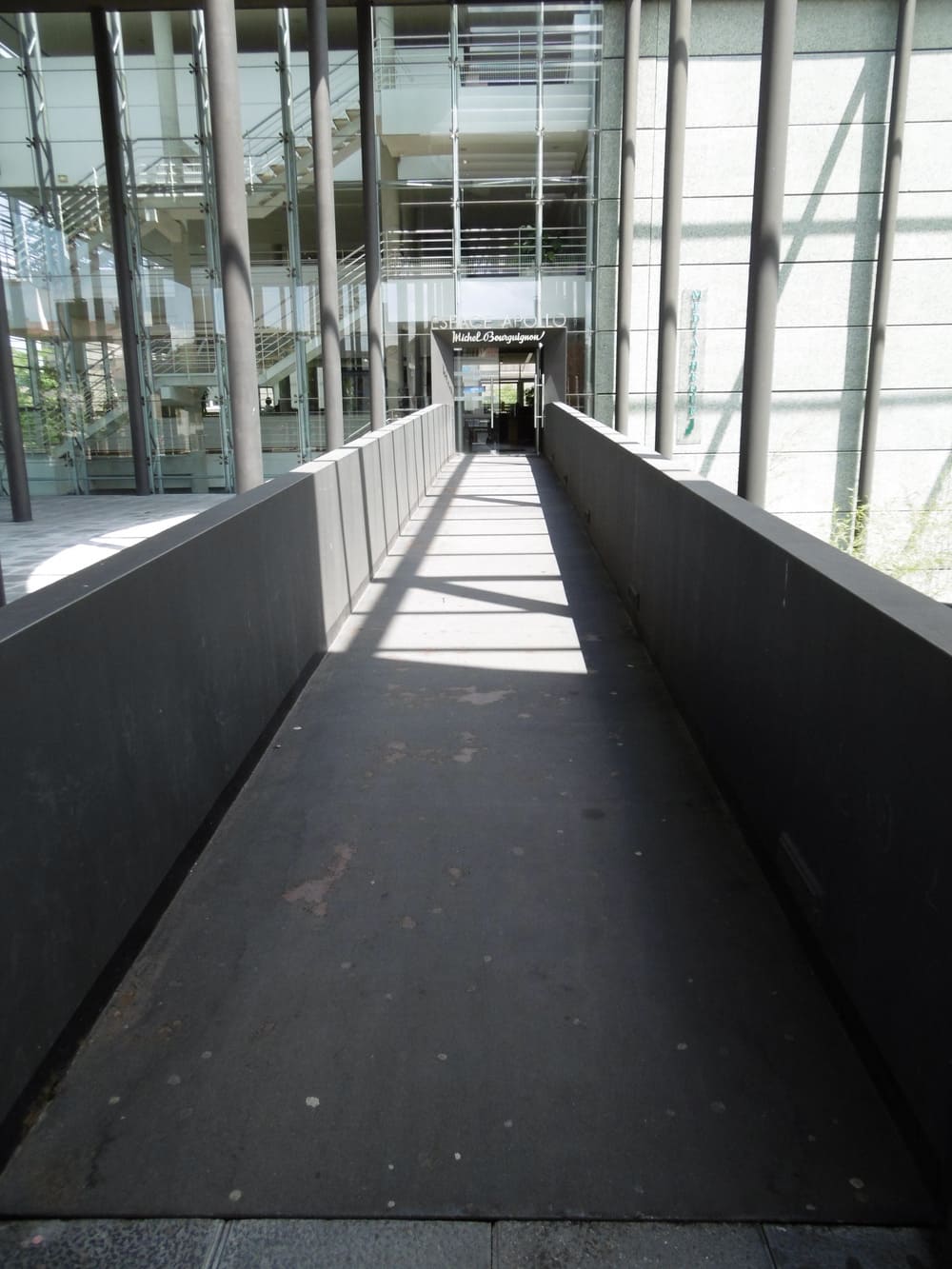 une longue passerelle en béton