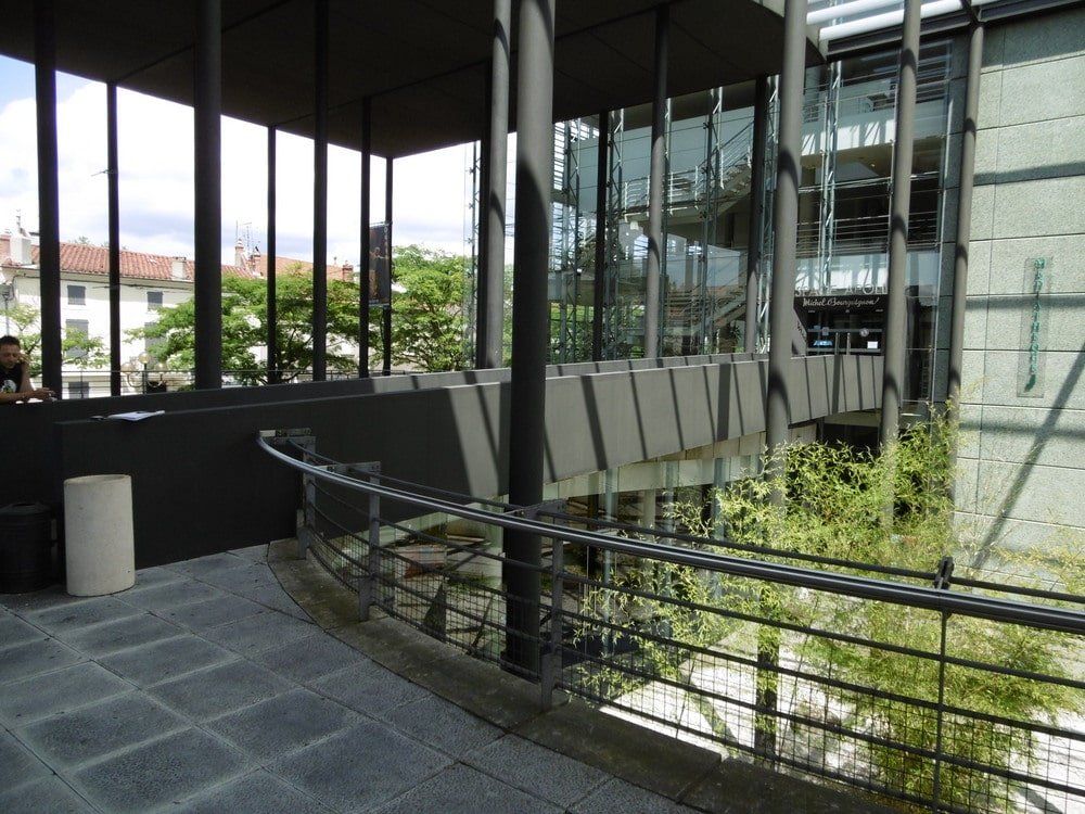 un balcon avec un garde-corps et un garde-corps