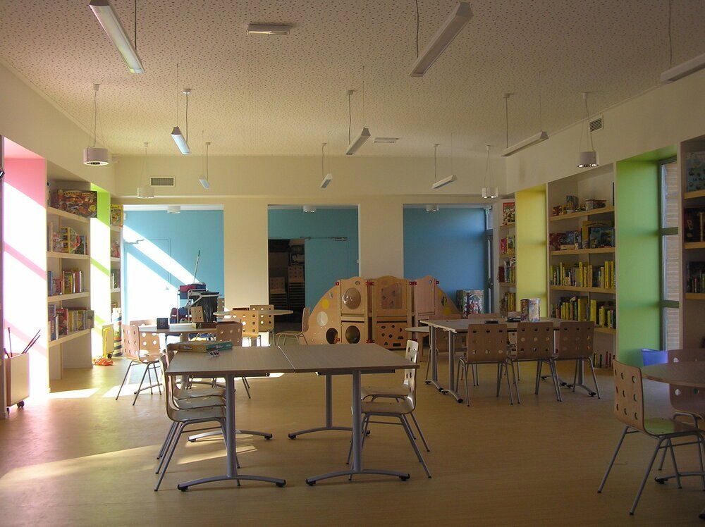 Classe d'école avec des tables et chaises.