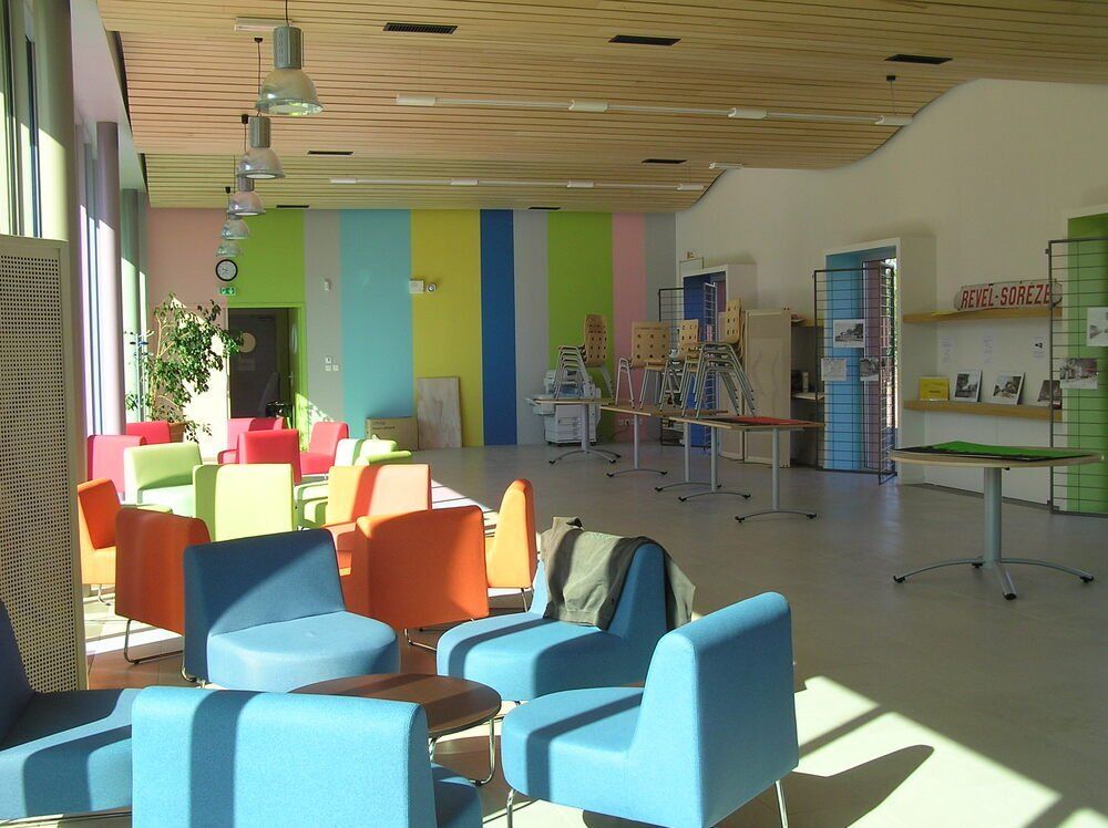 une pièce avec plusieurs chaises et tables