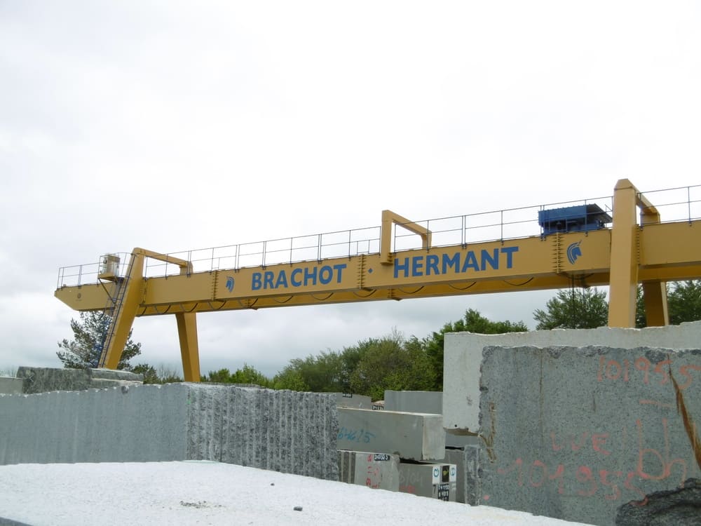 une grue sur un chantier de construction