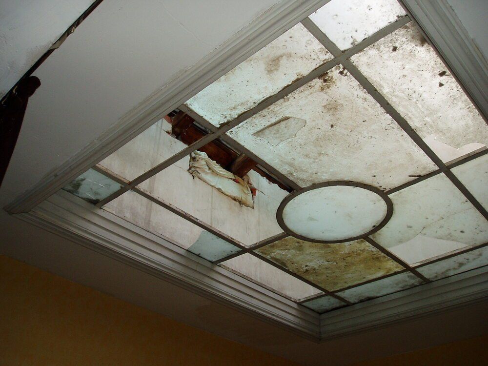 un plafond avec une vitre brisée