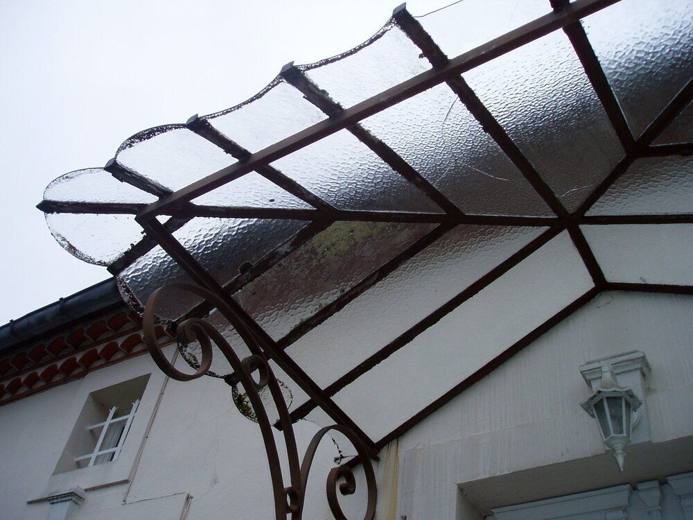 une structure métallique avec une fenêtre et une vitre