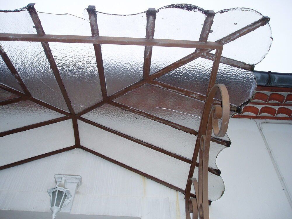 un toit en métal avec une fenêtre cassée