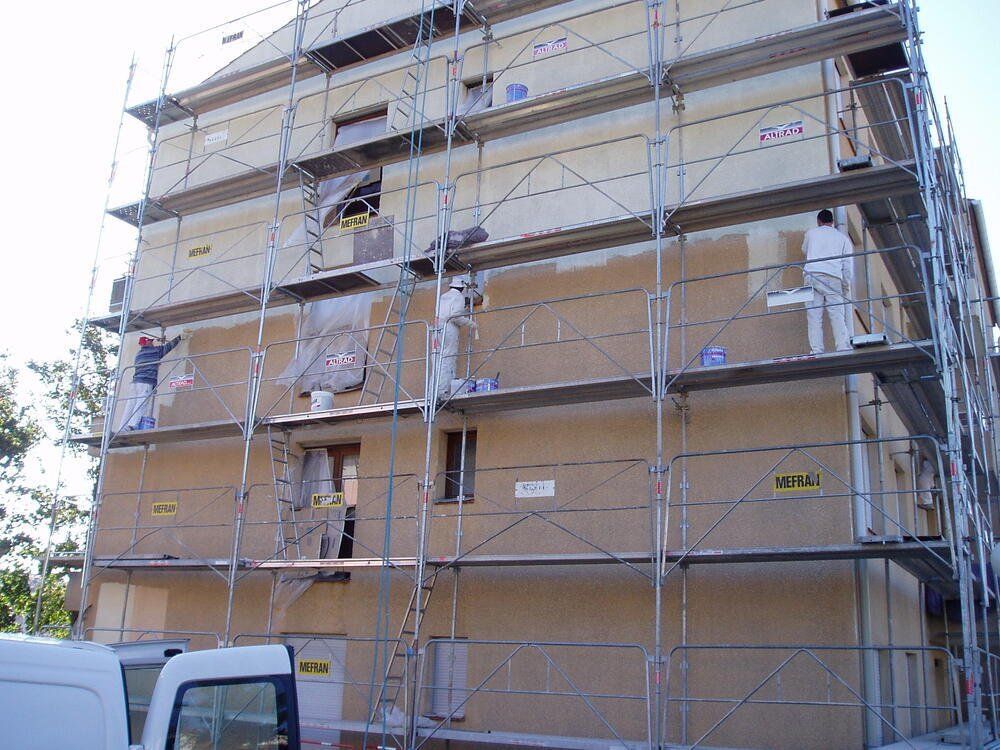 un bâtiment avec des échafaudages et des échafaudages sur le côté