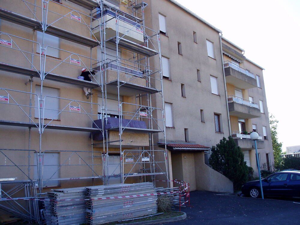 un bâtiment avec des échafaudages et des échafaudages sur le côté