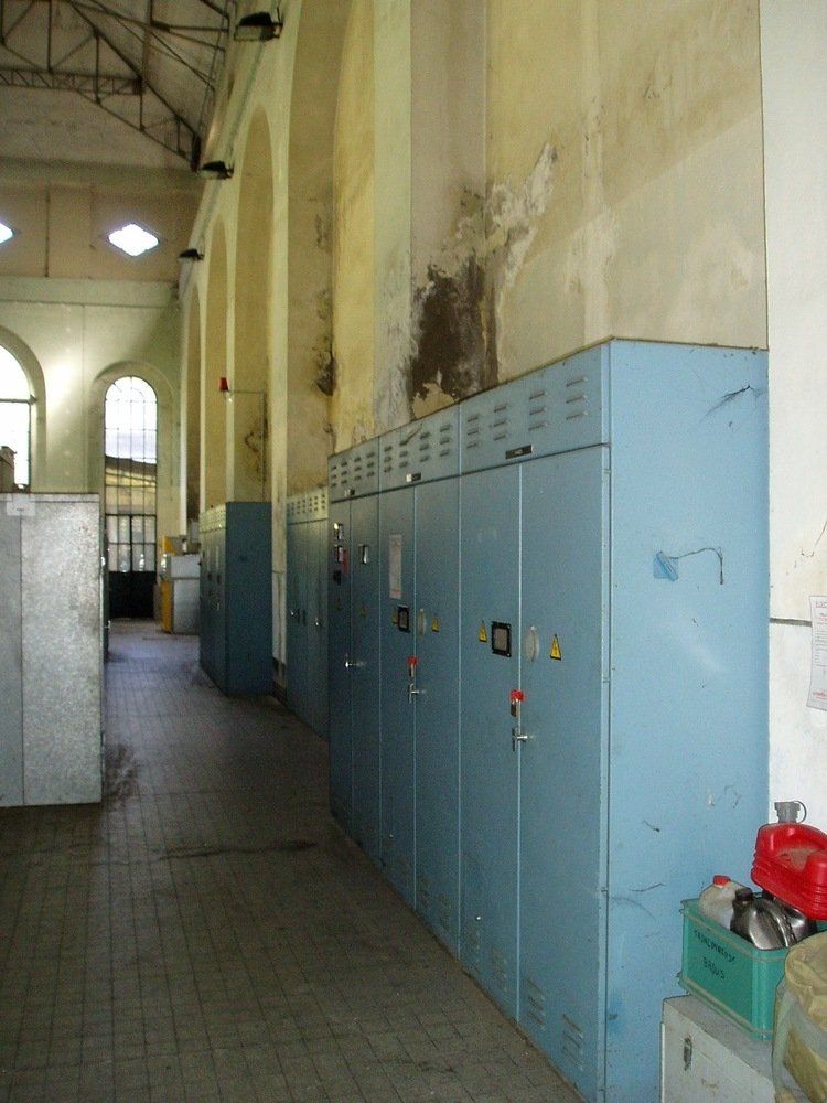 une pièce avec un tas de casiers et un tas de cartons