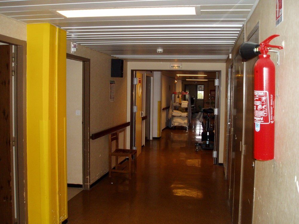 un couloir avec un exor incendie et un exor incendie