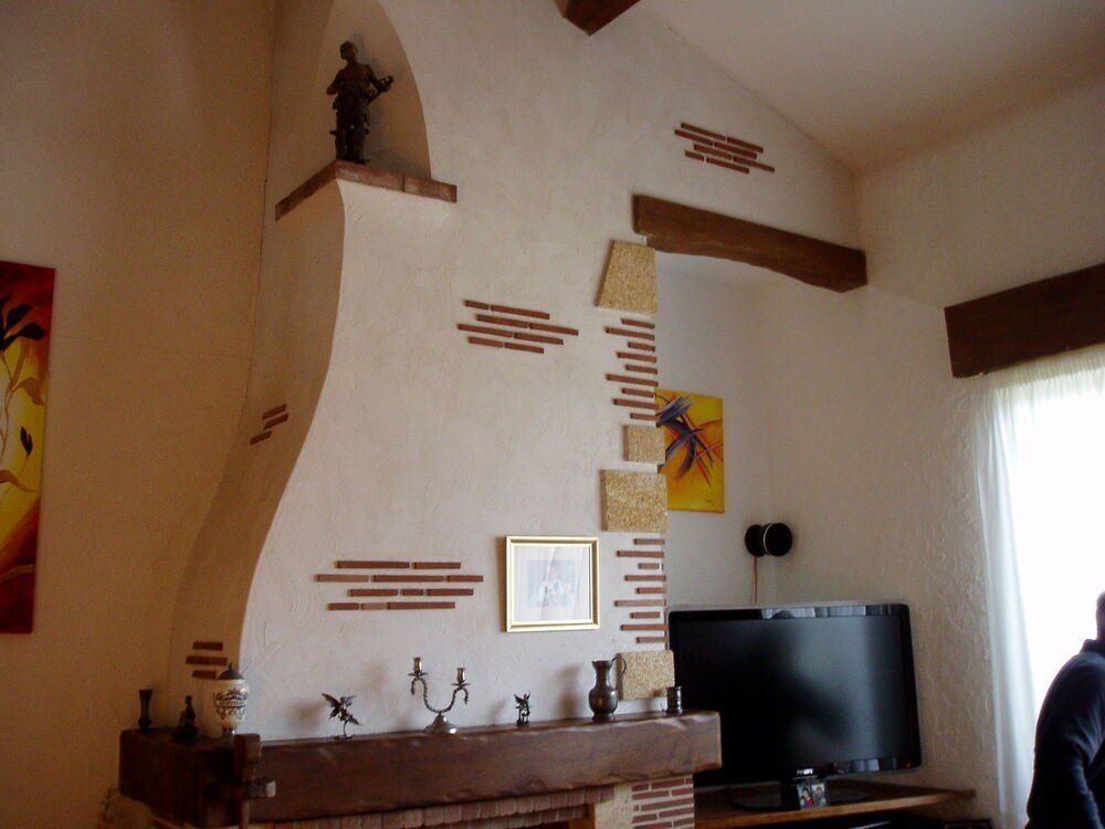 Un salon avec une cheminée et une télévision.