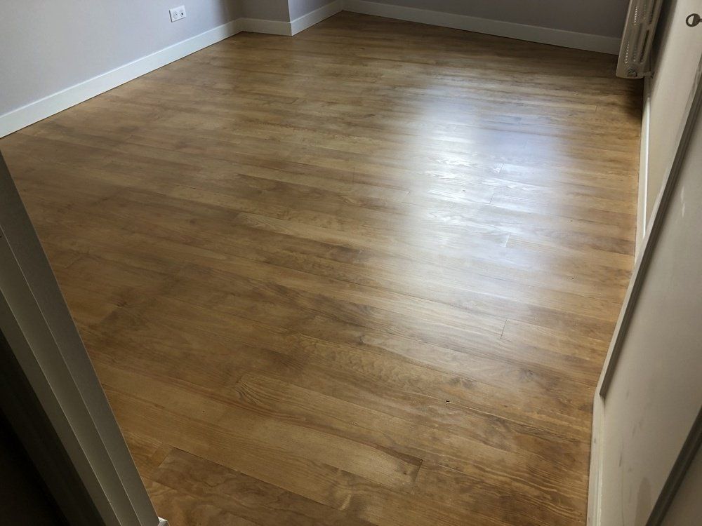 un parquet dans une pièce avec une porte