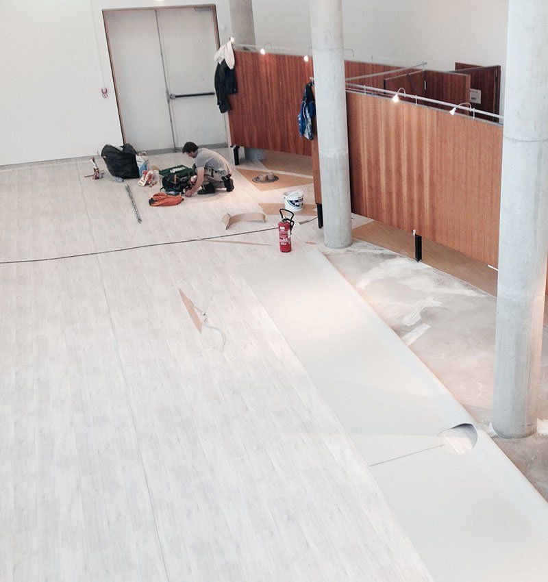 une pièce avec un sol blanc et un mur en bois