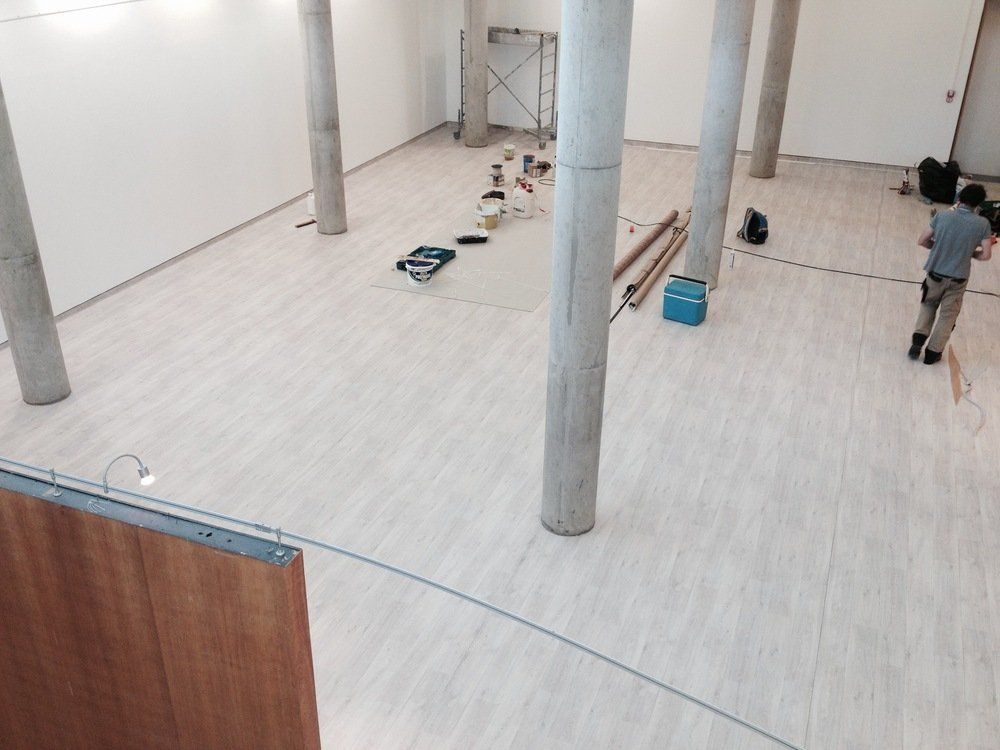 une pièce avec beaucoup de parquet