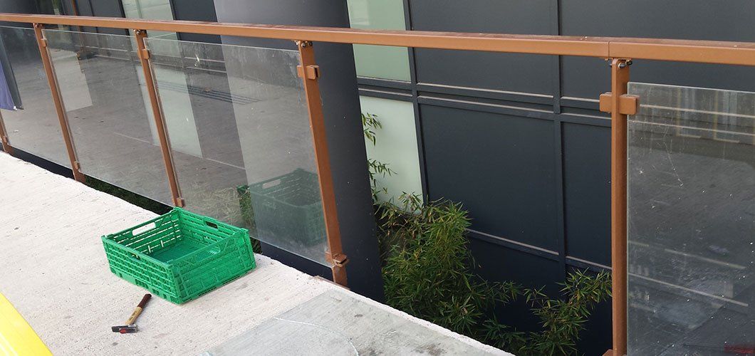 un panier vert est posé sur le trottoir