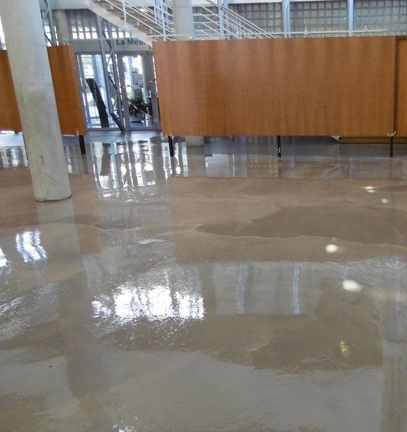 un grand sol avec beaucoup d'eau dessus