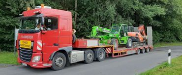 Ein Lastwagen, der einen Baggertransport durchführt