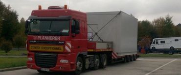 Lastwagen mit breitem Container beladen