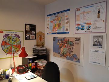 Una habitación con carteles en la pared, incluido uno que dice Nord Point.