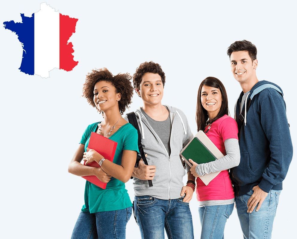 Cuatro estudiantes de pie juntos con cuadernos al lado de un icono de la bandera francesa.