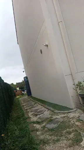 Bâtiments aux murs en stuc beige et orange sur fond de ciel bleu.