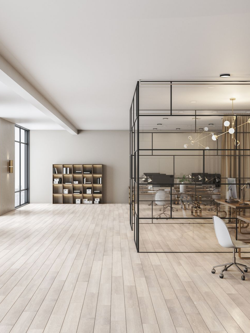 Intérieur de bureau moderne avec bureau aux parois vitrées, parquet, bibliothèque et espace vide.