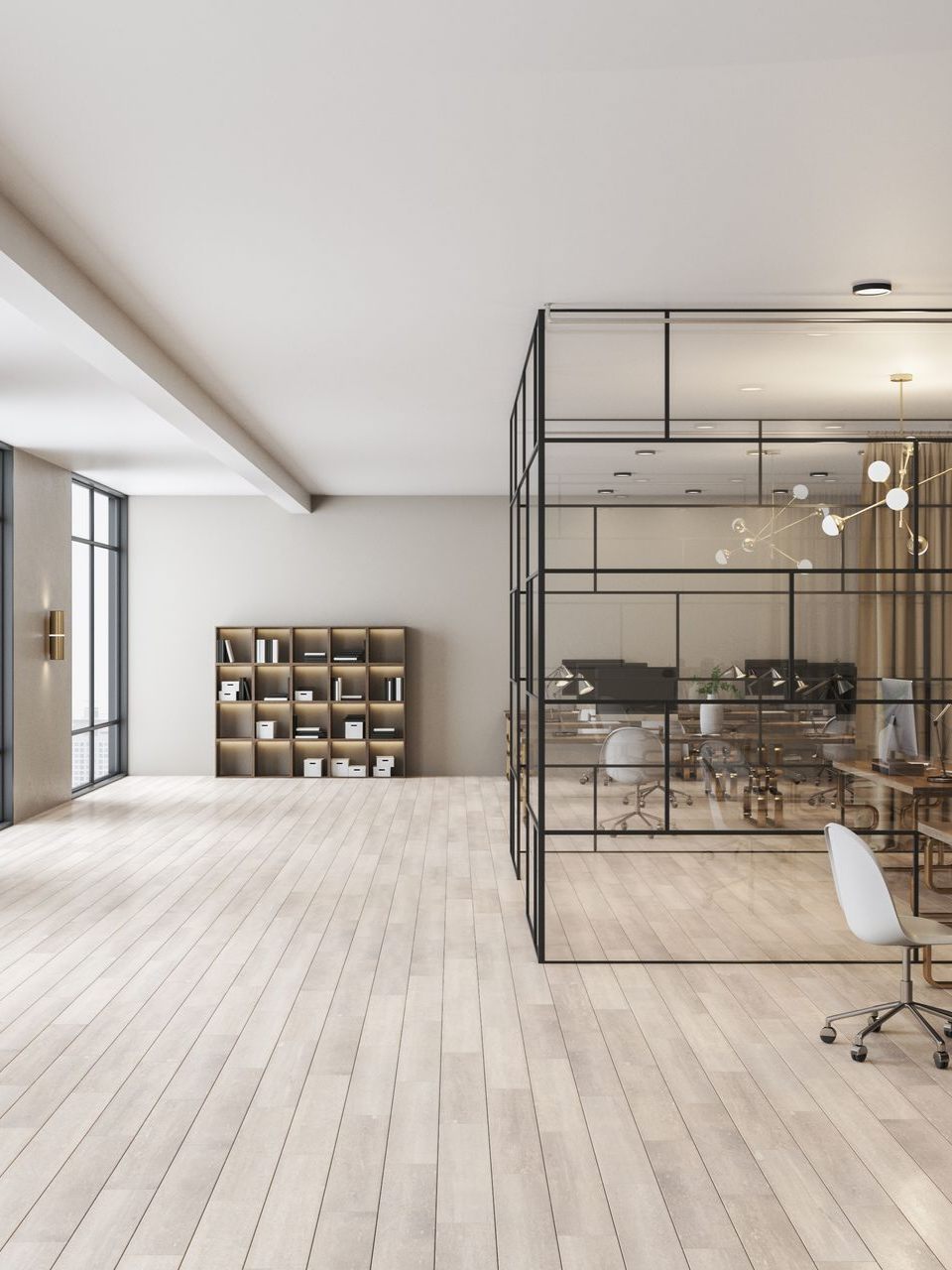 Intérieur de bureau vide avec parquet en bois clair et espace de travail aux parois vitrées ; étagères et grandes fenêtres.