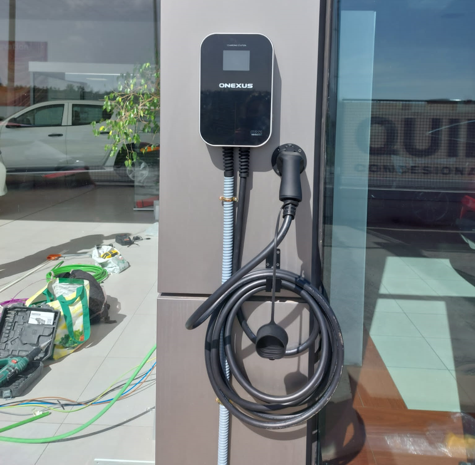 Una estación de carga con la palabra 