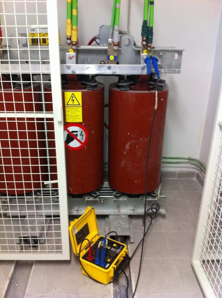 Dos cilindros rojos con un cartel de no mascotas.