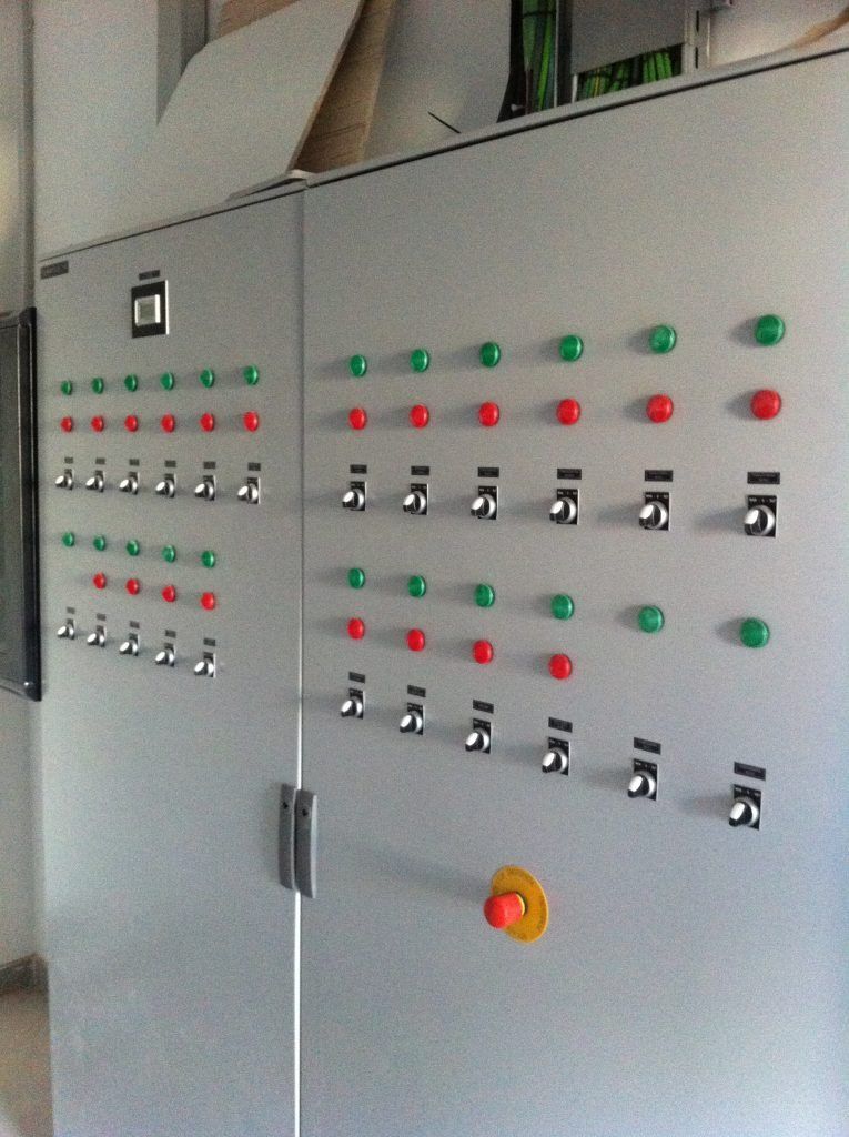 Un panel de control con botones rojos y verdes y el número 16 en él