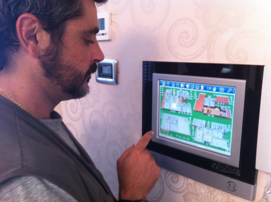 Un hombre señala una pantalla que dice 