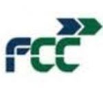 Un logotipo verde y azul para la FCC con flechas que apuntan en direcciones opuestas sobre un fondo blanco.