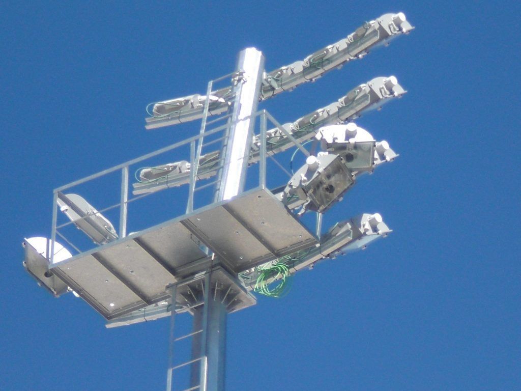Una torre muy alta con un cielo azul al fondo.