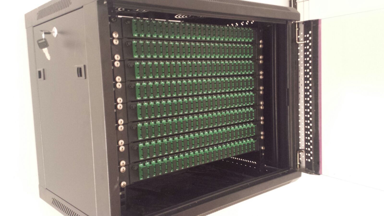 Un armario negro con muchas llaves verdes dentro.